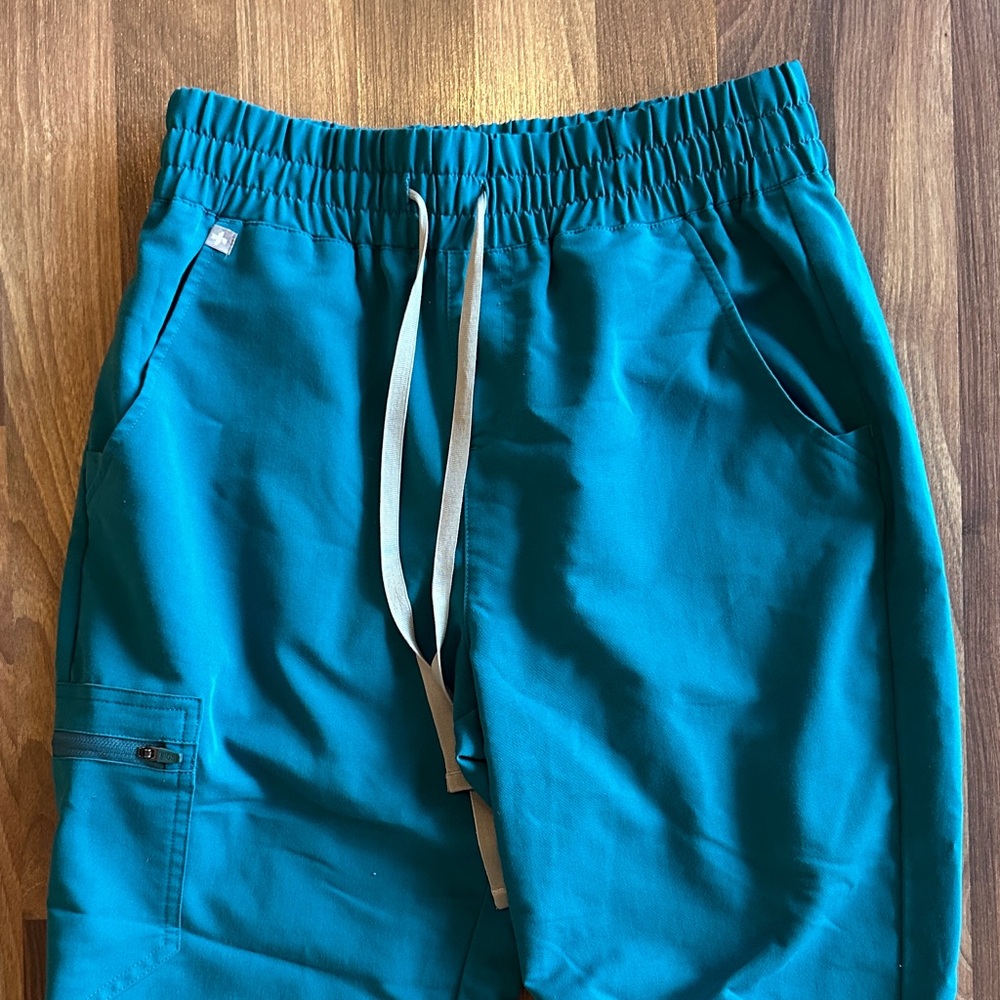 Women’s FIGS scrub pants